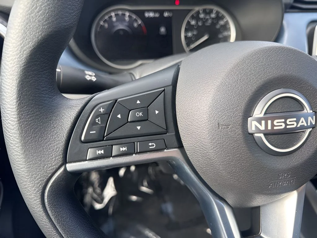 Used 2025 Silver Nissan 1.6 SV image 13