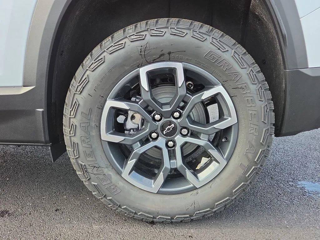 New 2026 Polar White Tricoat Chevrolet ACTIV image 24