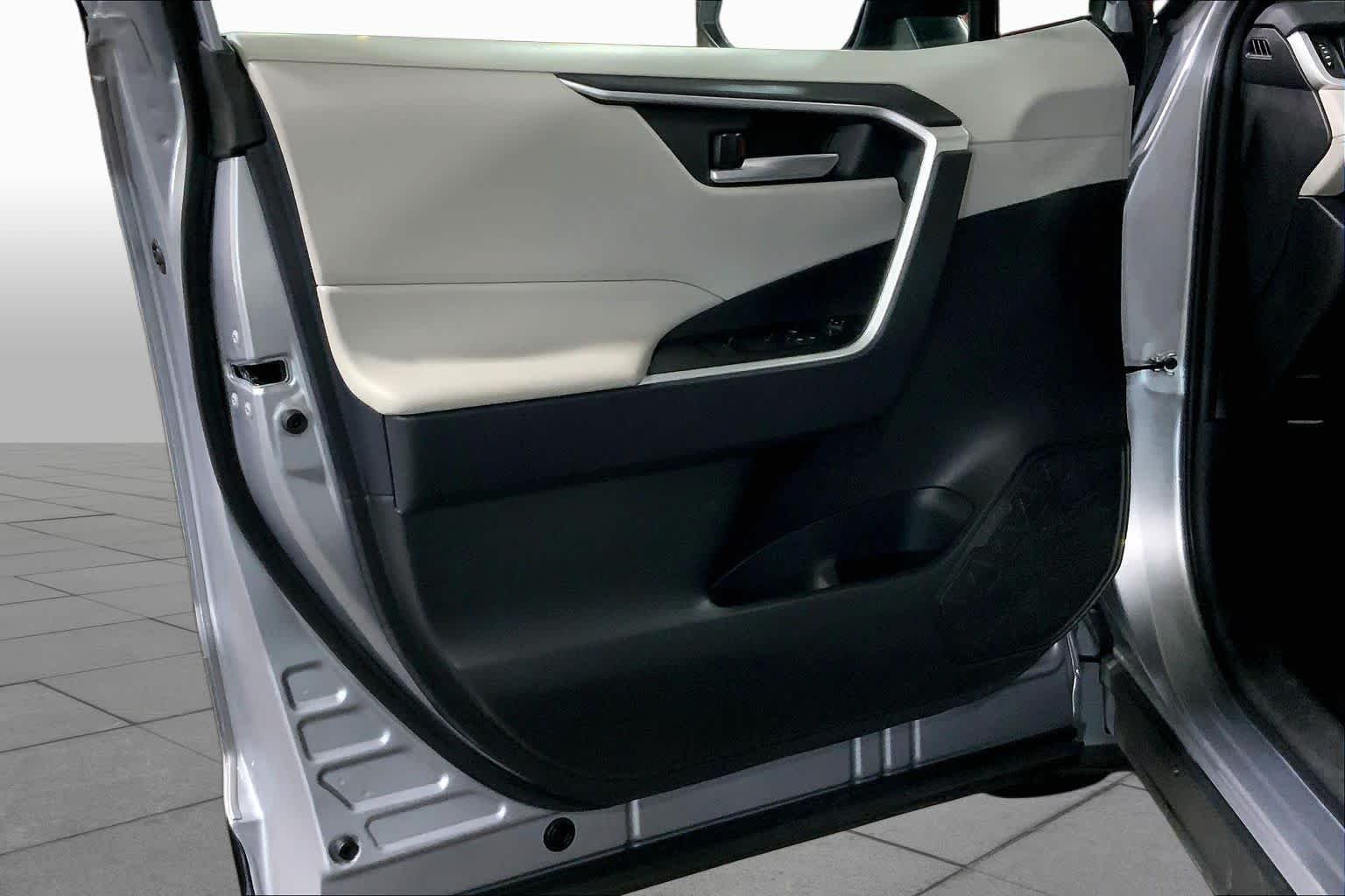 2025 Toyota RAV4 XLE - Photo 43