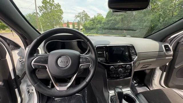 Used 2020 Bright White Clearcoat Jeep Laredo image 34