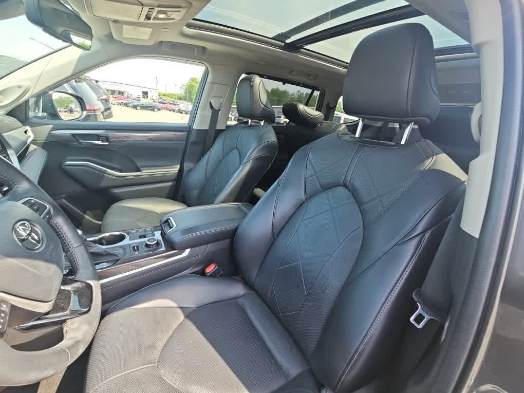 Used 2023 Magnetic Gray Metallic Toyota Platinum image 7