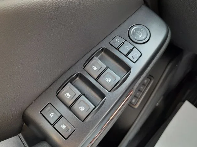 Used 2018 White GMC SLT image 34