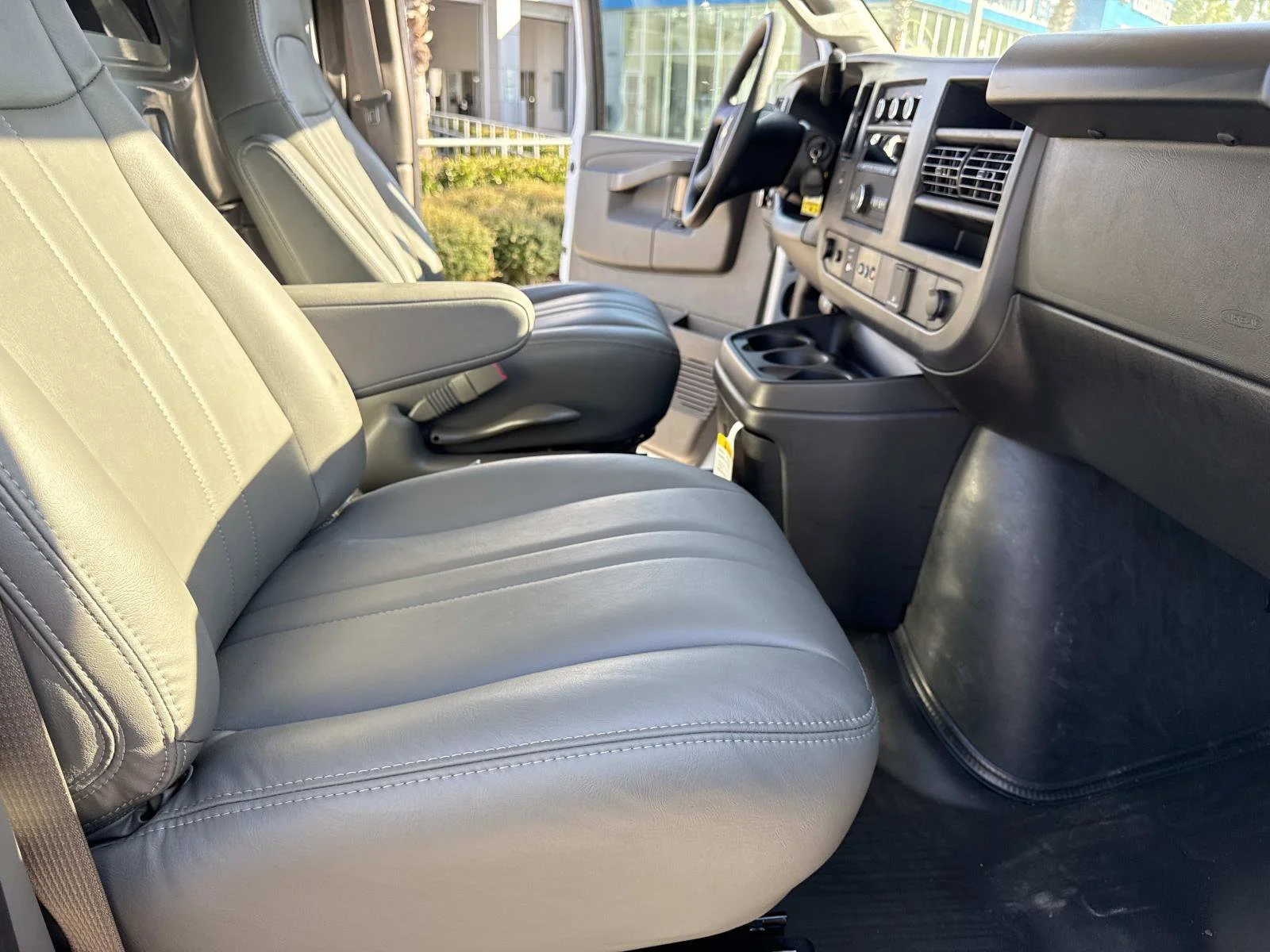 2025 Chevrolet Express Cargo Work Van - Photo 10