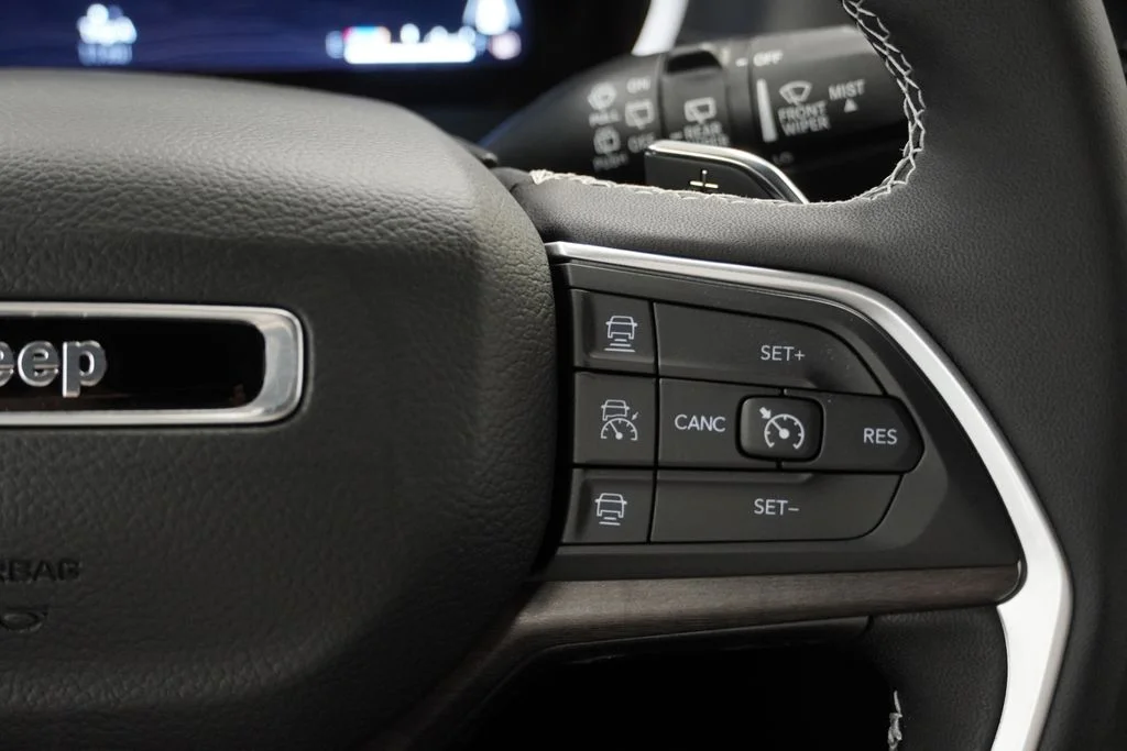 Used 2025 Gray Jeep Limited image 27