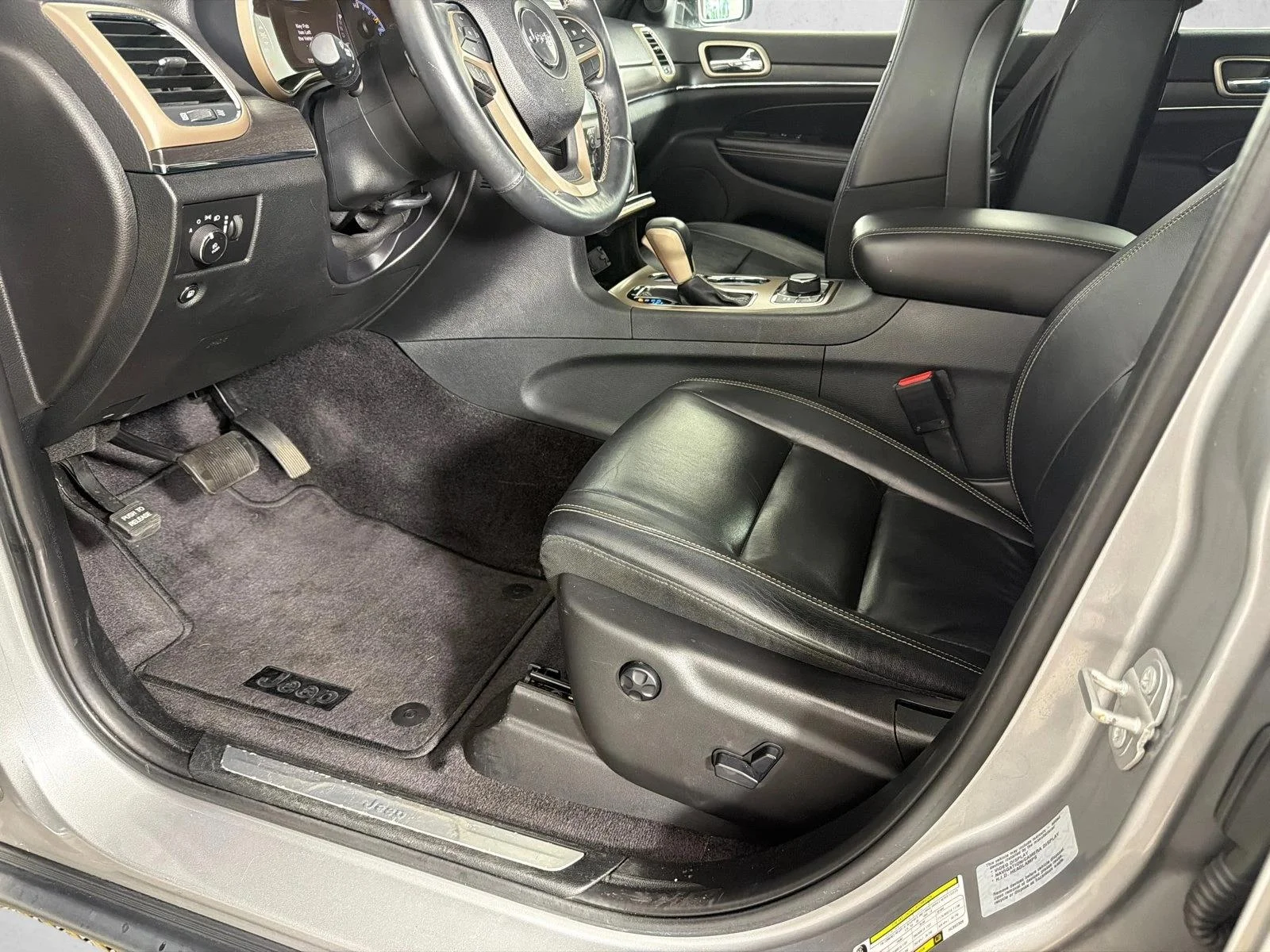 Used 2017 White Jeep Limited image 11