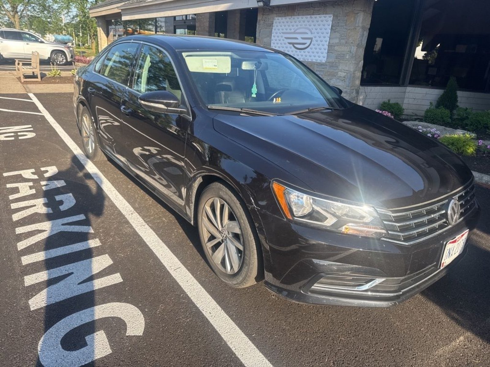 Used 2018 Deep Black Pearl Metallic Volkswagen 2.0T SE image 8