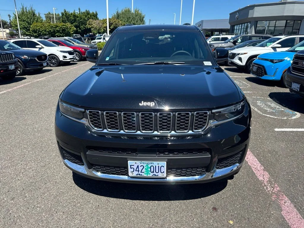 Used 2025 Diamond Black Crystal Pearlcoat Jeep Laredo image 2