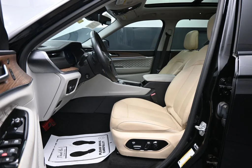 Used 2023 Black Jeep Summit image 9