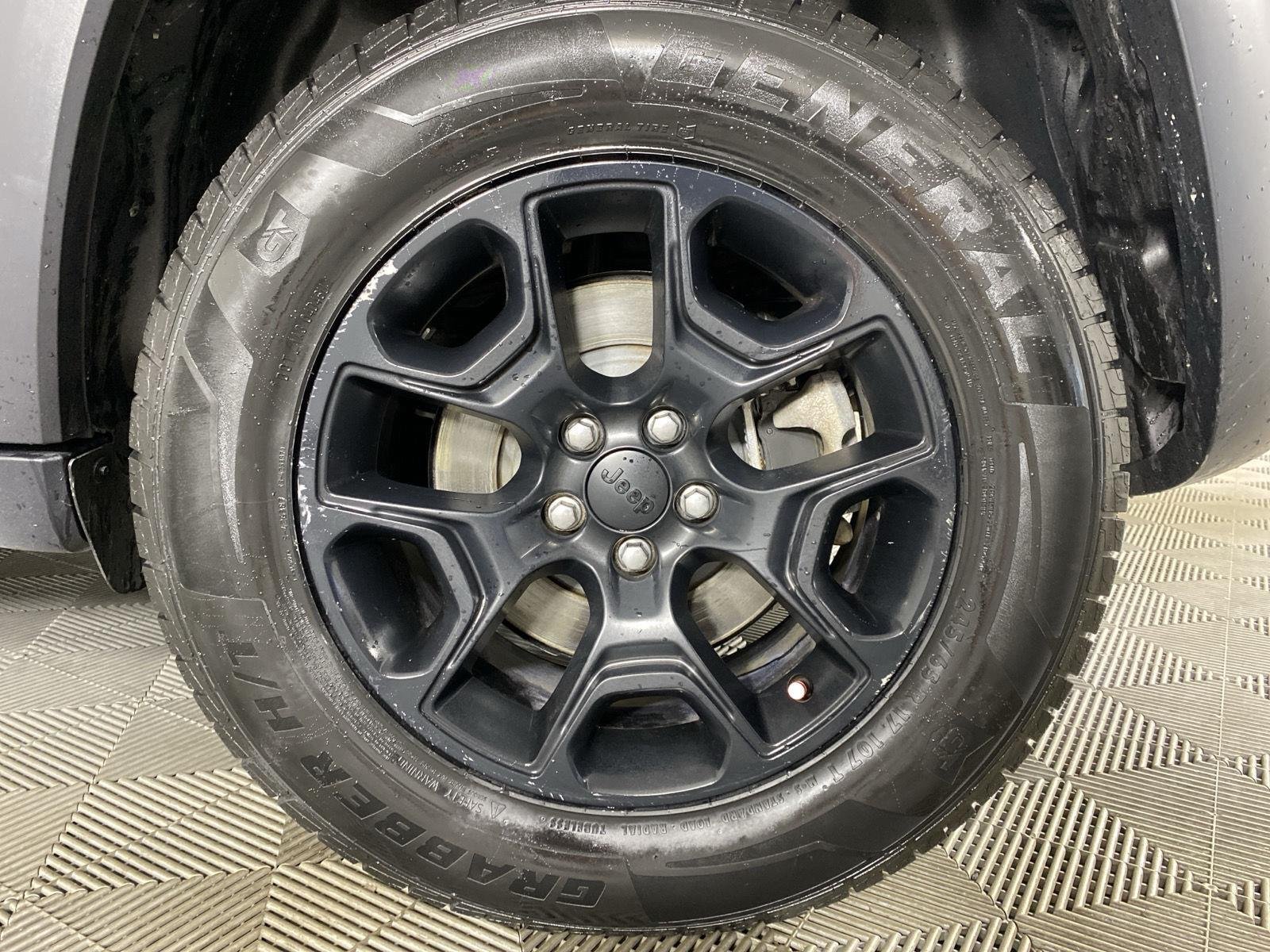 Used 2022 Diamond Black Crystal Pearlcoat Jeep Trailhawk image 9
