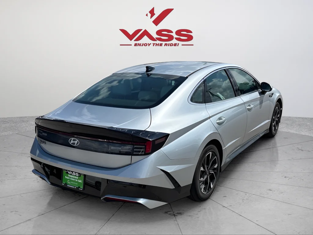Used 2025 Silver Hyundai SEL image 5
