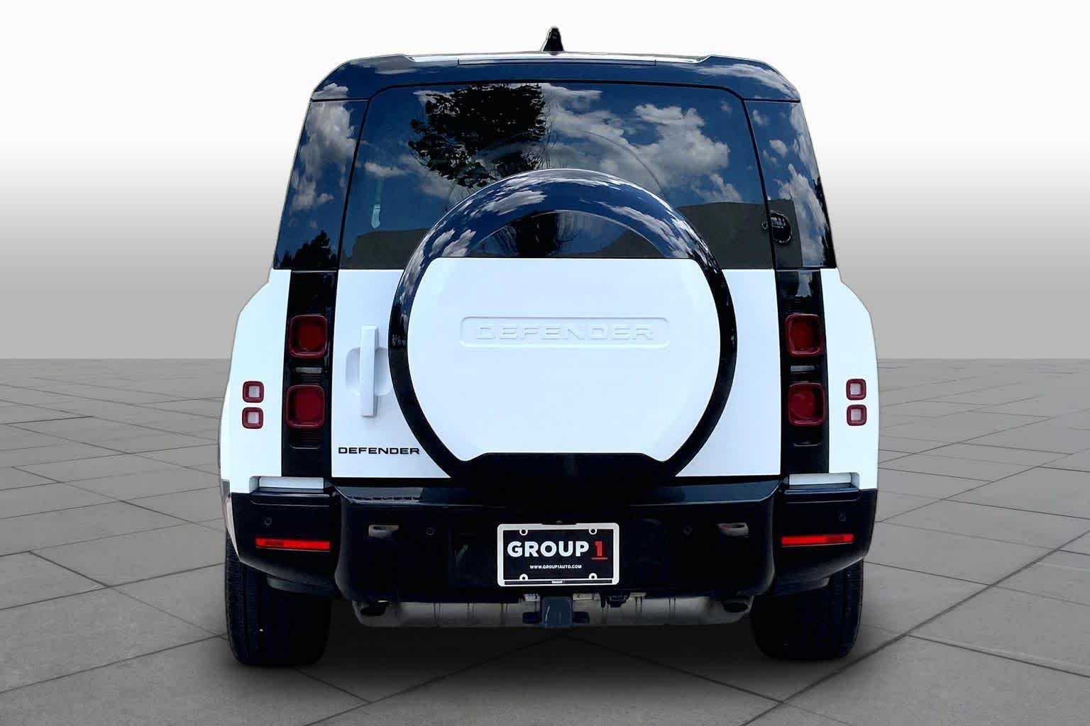 Used 2024 Fuji White Land Rover X-Dynamic SE image 5