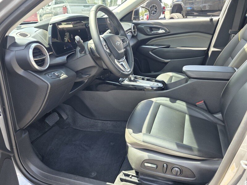 Used 2025 Sterling Gray Metallic CHEVROLET FWD 4DR ACTIV image 10