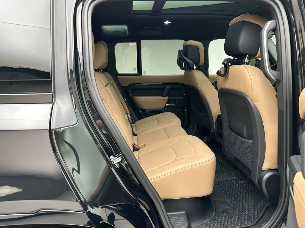 New 2026 Santorini Black Land Rover X-Dynamic SE image 7