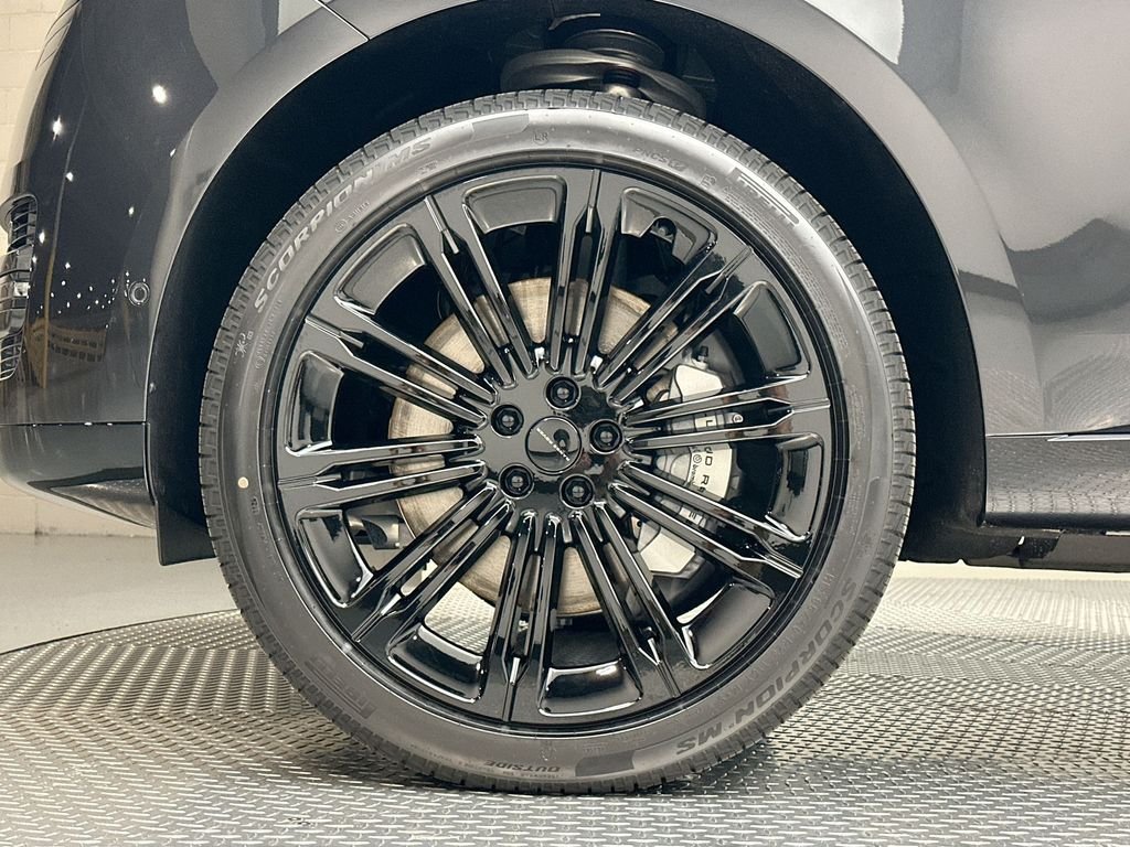 New 2026 Carpathian Gray Premium Metallic Land Rover SE image 5