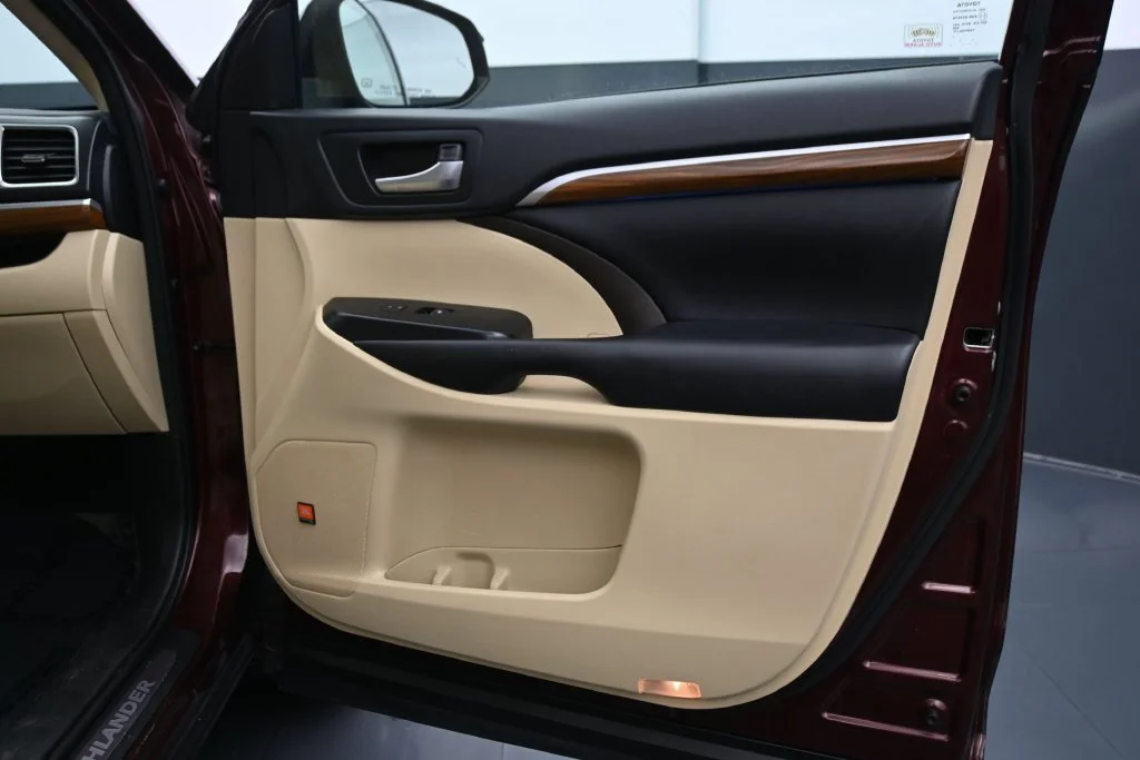 Used 2018 Ooh La La Rouge Mica Toyota Limited Platinum image 13