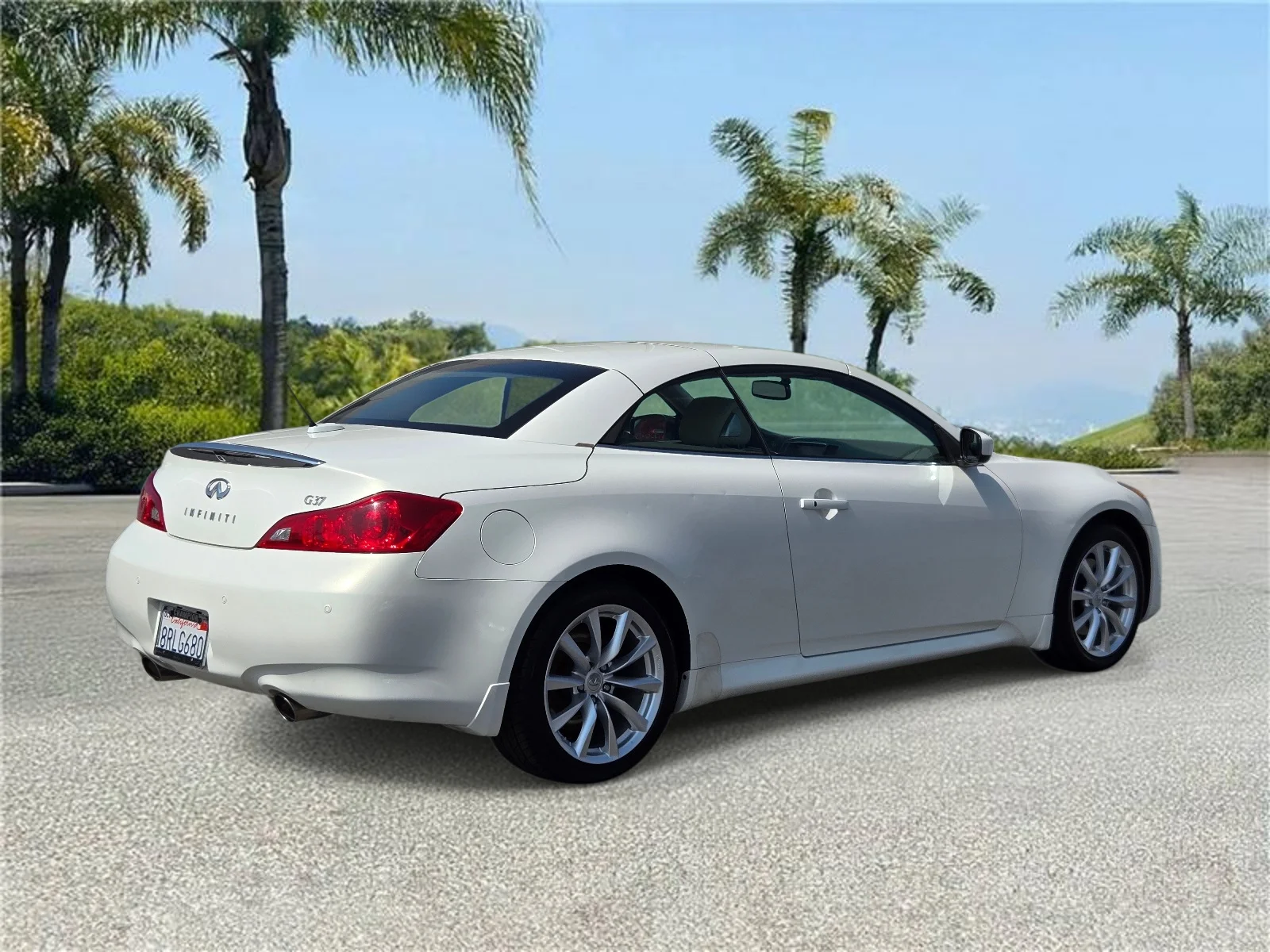 Used 2011 Moonlight White INFINITI 2dr Base image 4