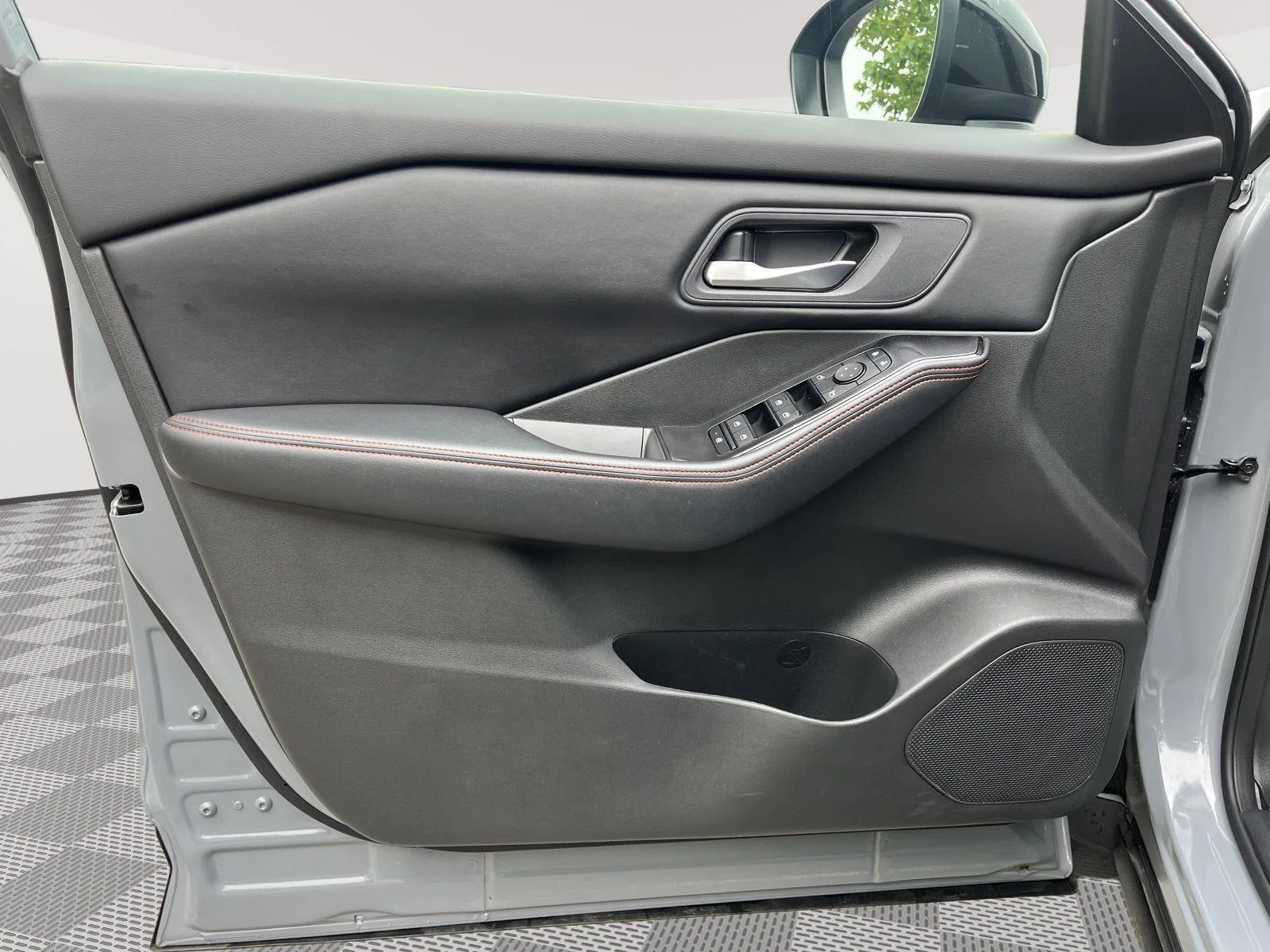 Used 2025 Boulder Gray Pearl Nissan Rock Creek image 18
