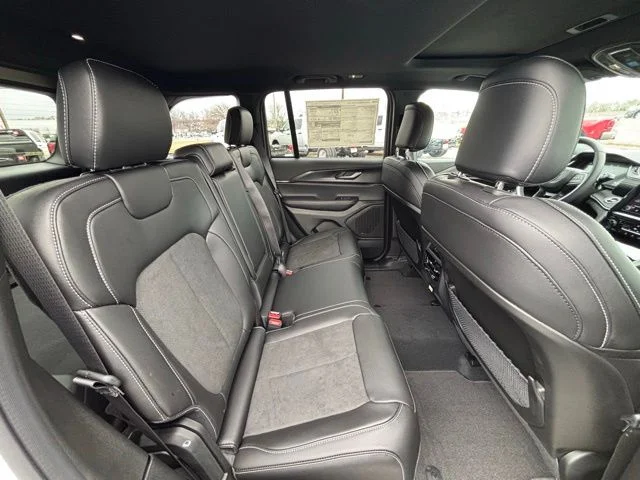 New 2025 Bright White Clear-Coat Exterior Paint Jeep Altitude X image 9
