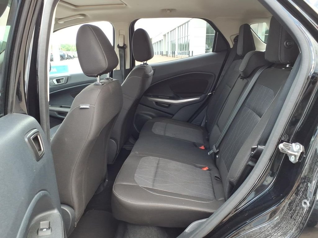 Used 2020 Shadow Black Ford SE image 4