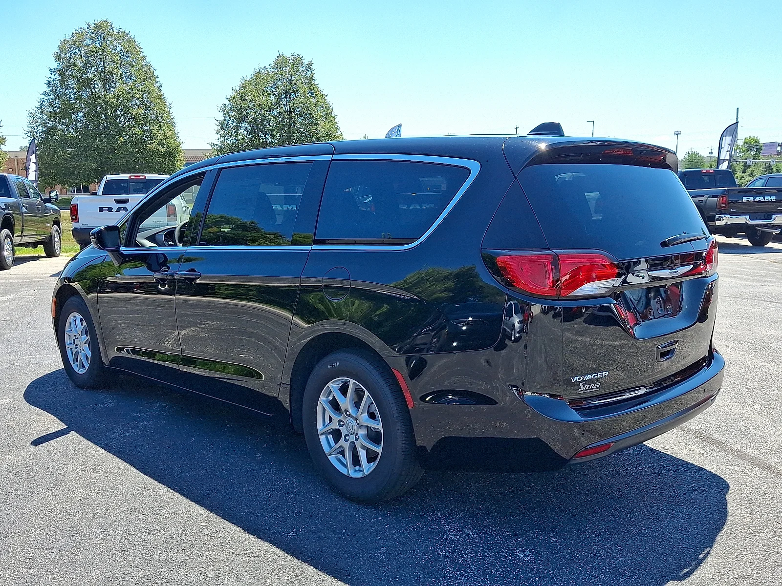 New 2026 Diamond Black Crystal Pearl-Coat Exterior Paint Chrysler LX image 6