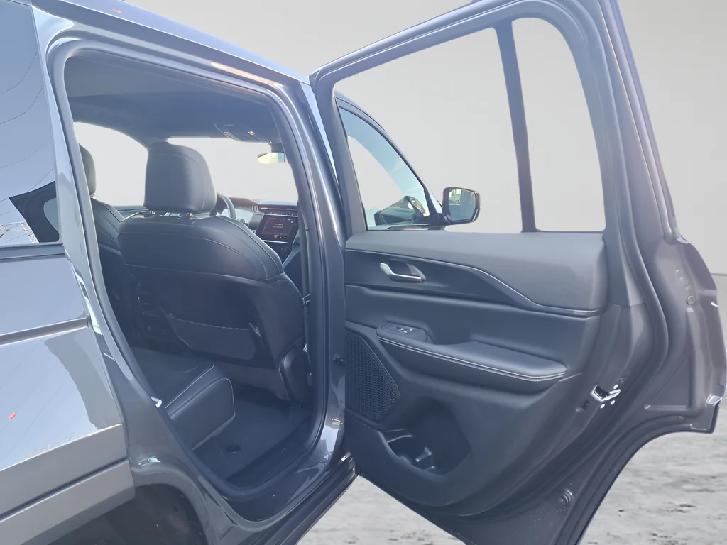 New 2025 Baltic Gray Metallic Clear-Coat Exterior Paint Jeep Altitude X image 13
