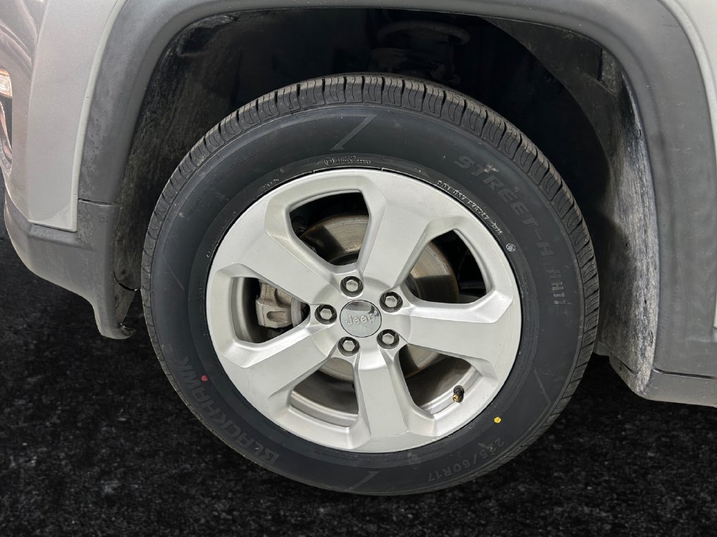 Used 2021 Silver Jeep Latitude image 25