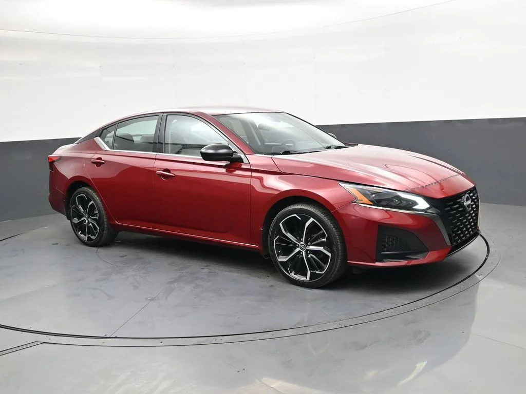 Used 2025 Red Nissan 2.5 SR image 4