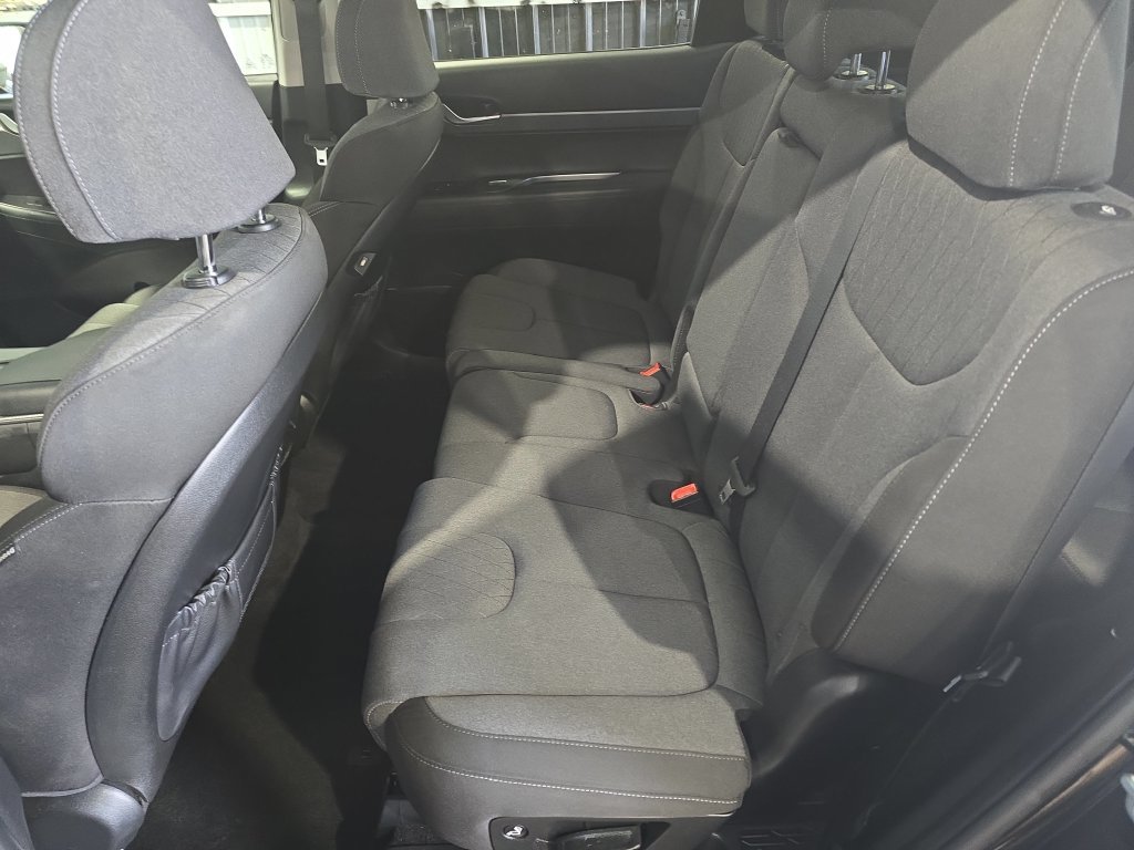 Used 2022 Black Hyundai SE image 14
