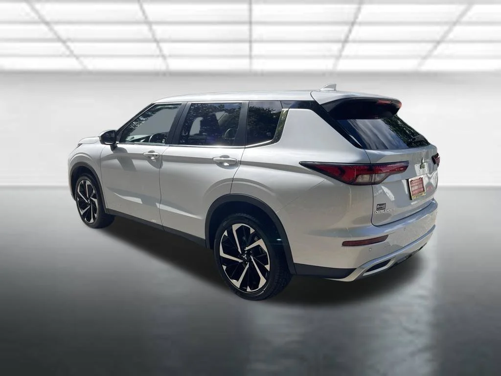 Used 2024 White Mitsubishi SE image 3