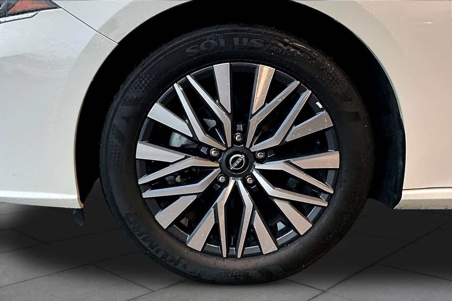 Used 2025 Glacier White Nissan SV image 10