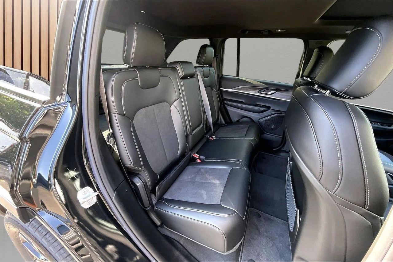 New 2026 Diamond Black Crystal Pearlcoat Jeep Altitude image 19
