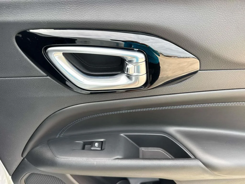 New 2026 White Jeep Latitude image 28