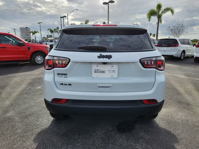 New 2026 Bright White Clear-Coat Exterior Paint Jeep Latitude image 9