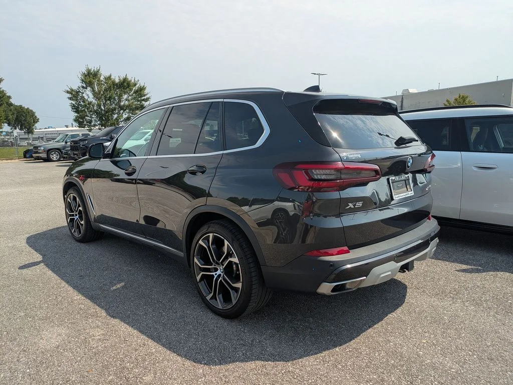 Used 2023 Gray BMW xDrive40i image 2