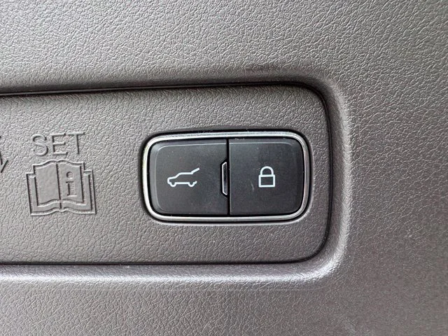 Used 2020 White Lincoln Black Label Grand Touring image 8