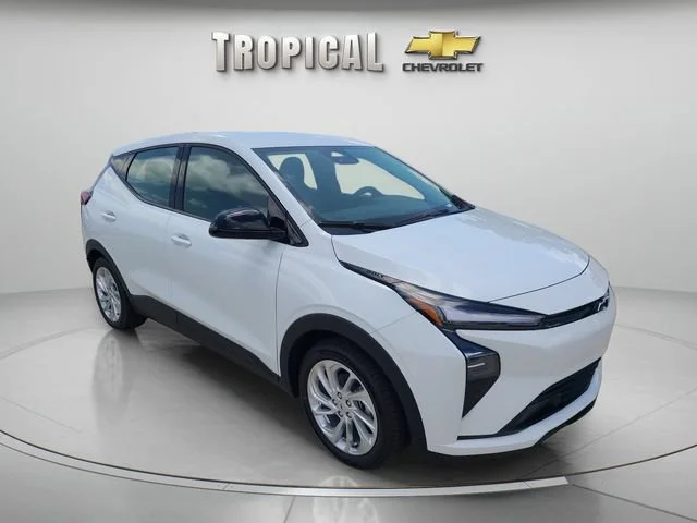 New 2027 Summit White Chevrolet LT image 7
