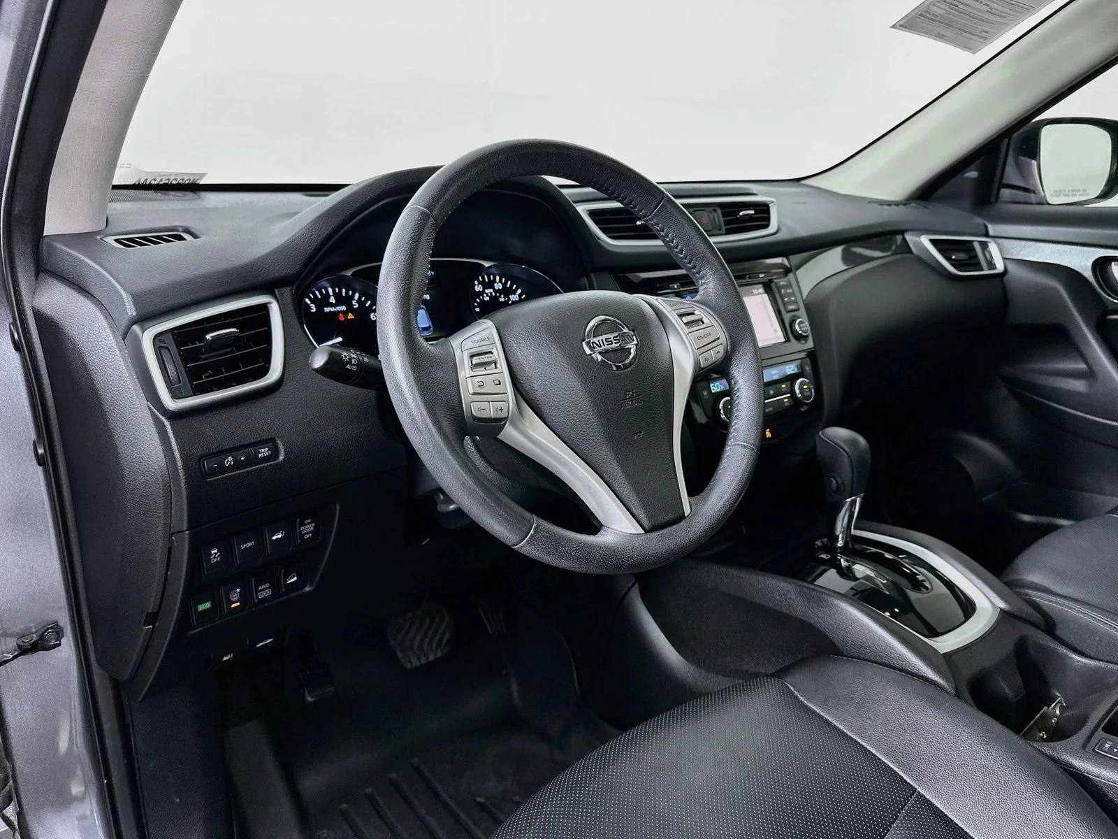 Used 2015 Gun Metallic Nissan SL image 9