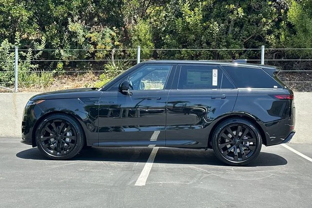 New 2026 Santorini Black Land Rover Dynamic SE image 2