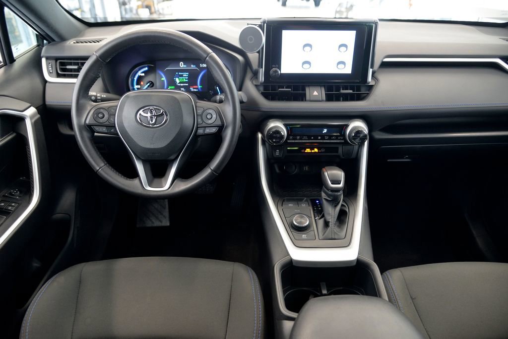 2023 Toyota RAV4 SE - Photo 17