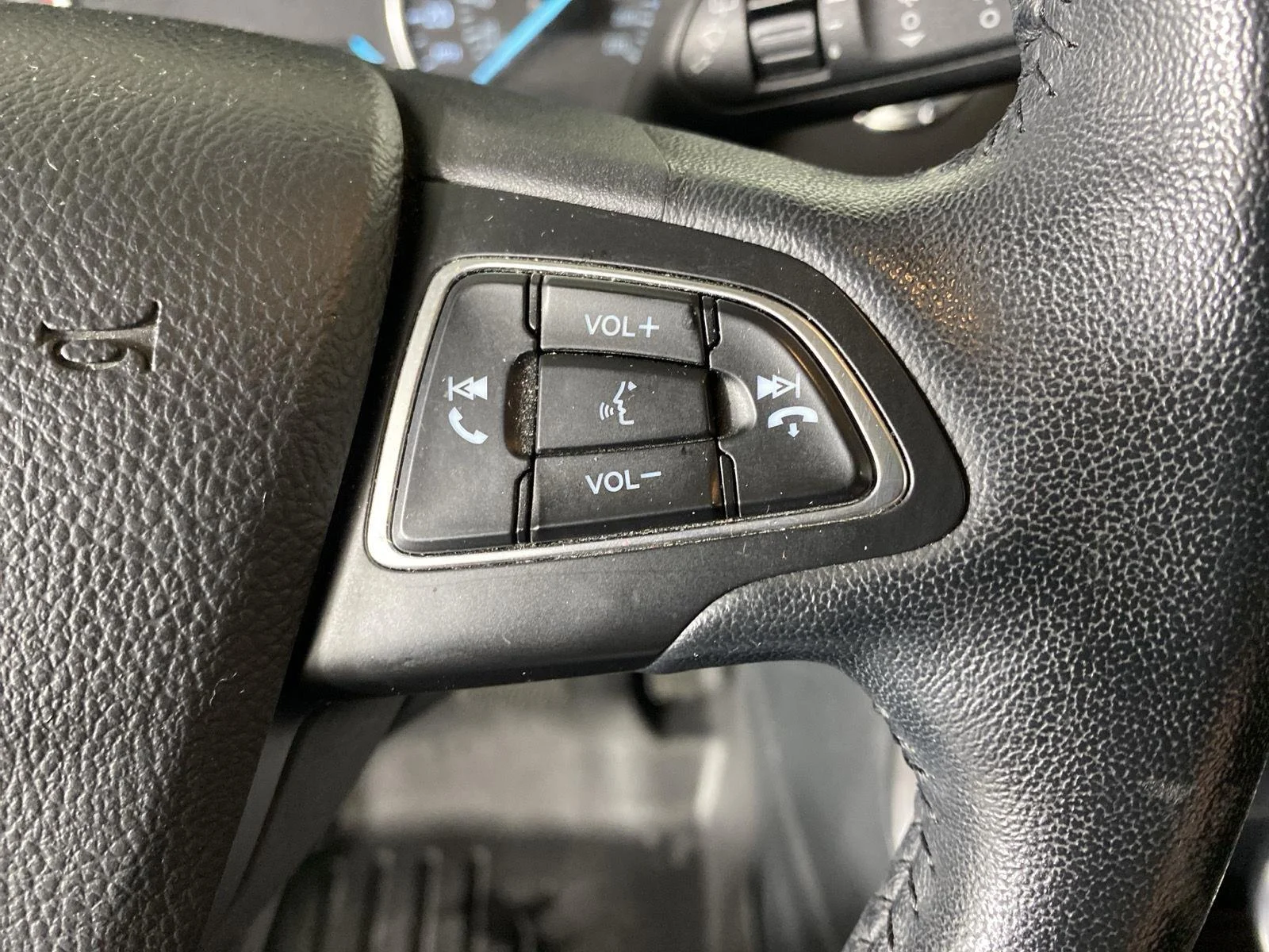 Used 2019 Diamond White Ford SE image 20