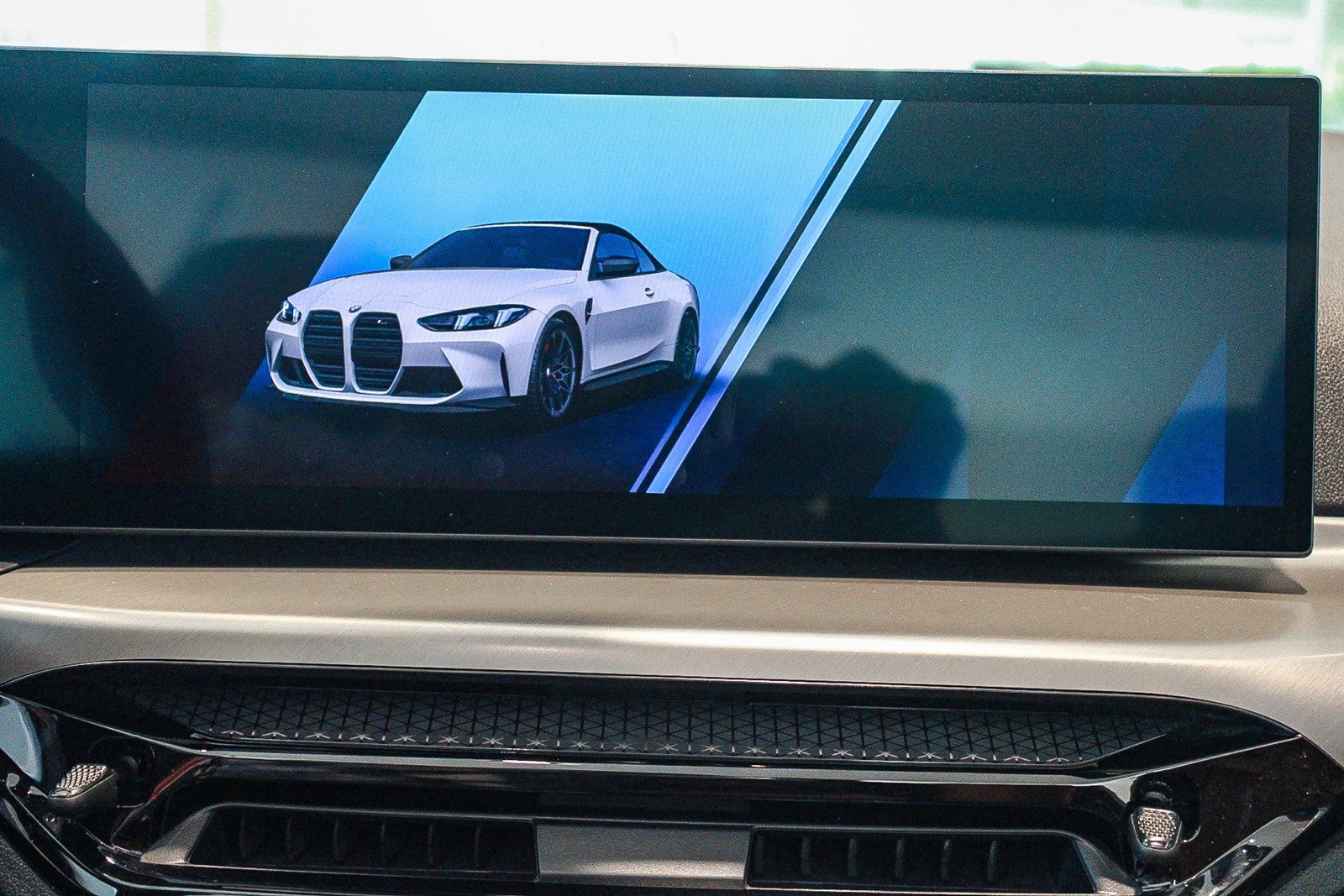 New 2027 Alpine White BMW Competition xDrive image 14
