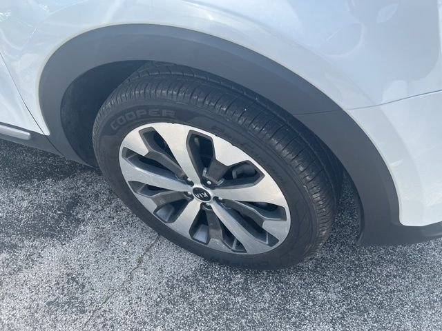 Used 2020 White Kia S image 14