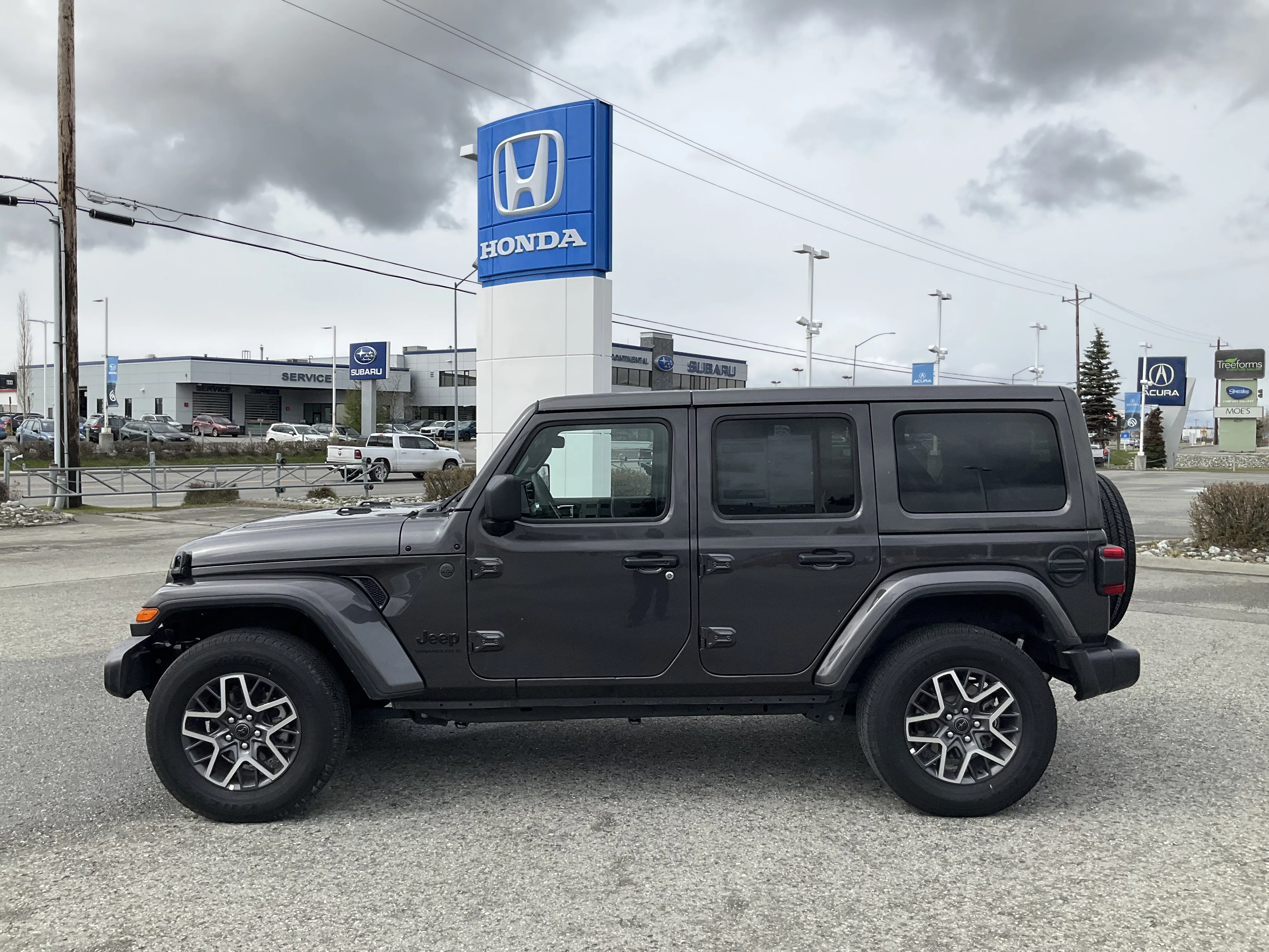 Used 2025 Granite Crystal Metallic Clearcoat Jeep Sahara image 3