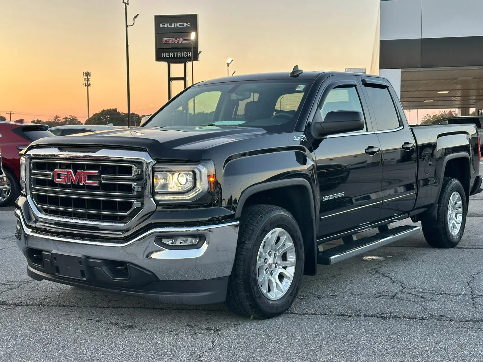 Used 2019 Onyx Black GMC SLE image 3