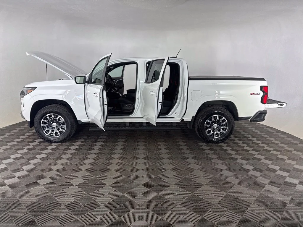 Used 2025 White Chevrolet Z71 image 10