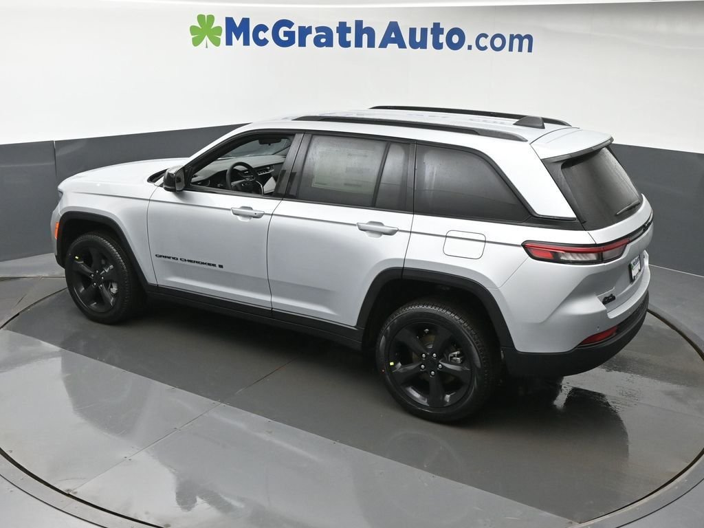 New 2025 Silver Zynith Exterior Paint Jeep Limited image 25