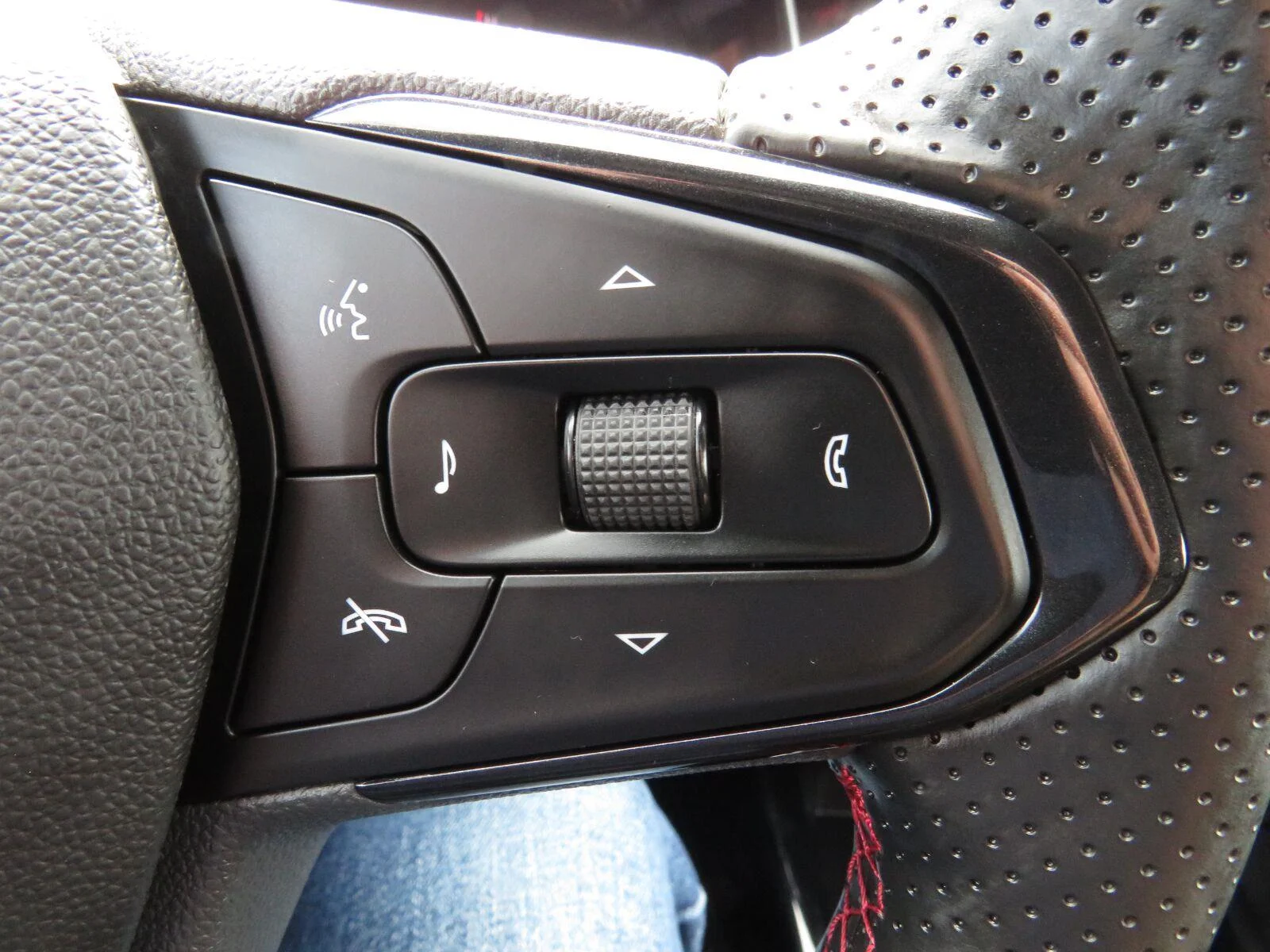 Used 2025 Summit White Chevrolet 2RS image 29