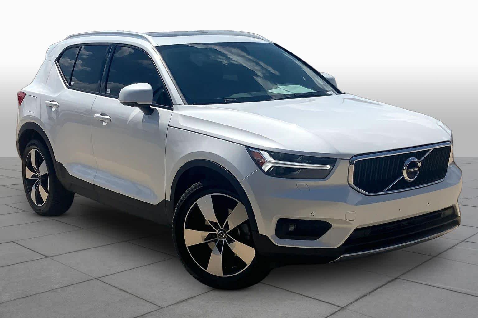 Used 2022 Crystal White Metallic Volvo Momentum image 3