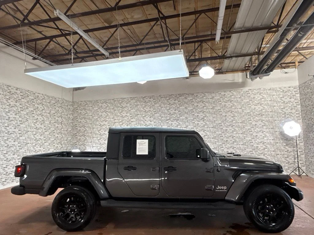 Used 2023 Granite Crystal Metallic Clearcoat Jeep Overland image 8