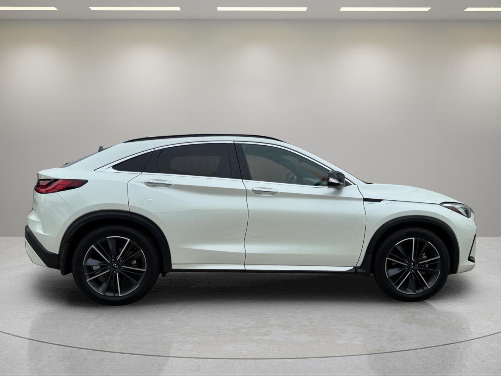 Used 2023 Majestic White INFINITI ESSENTIAL image 4